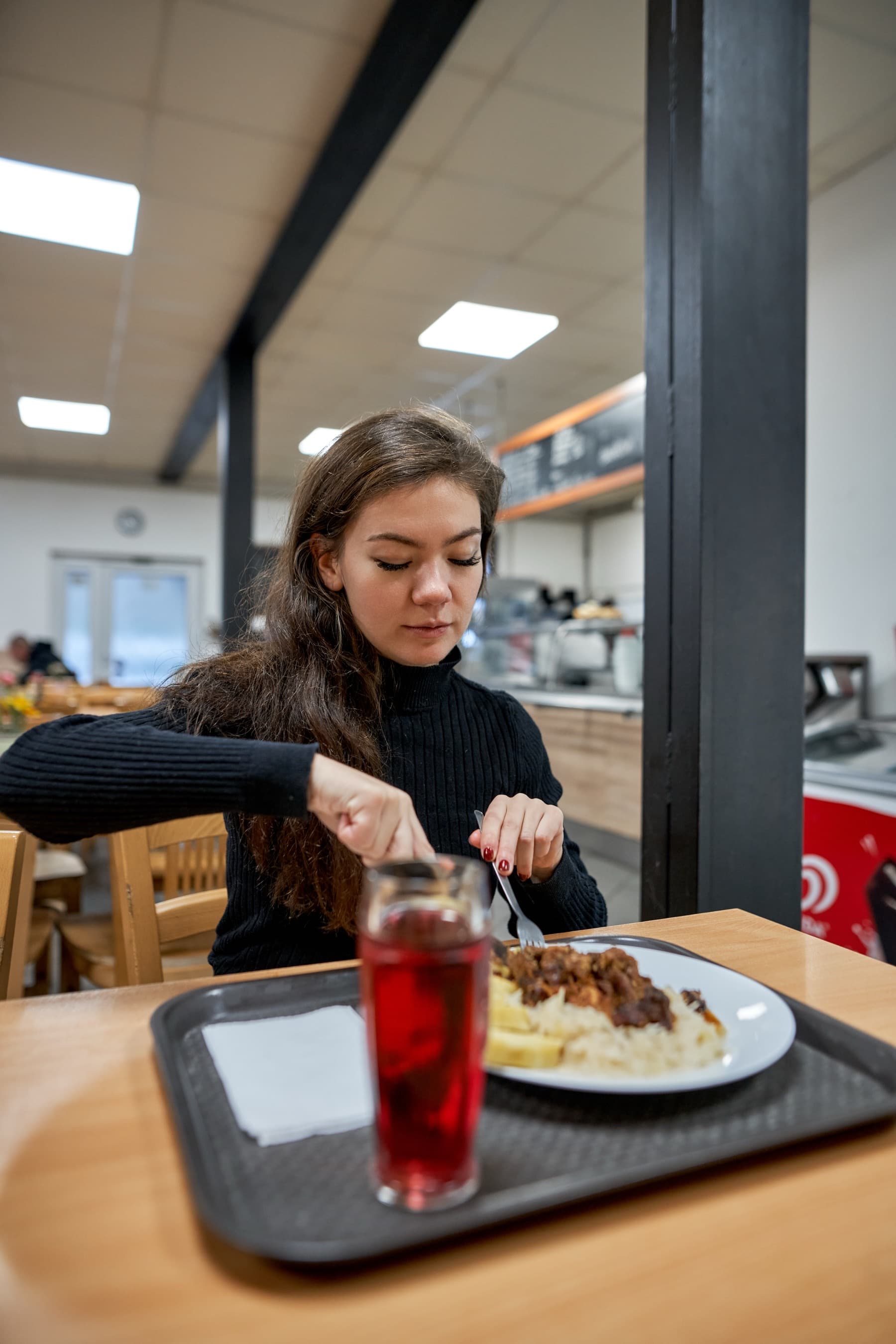 Strávník s obědem na tácu v naší jídelně MASI-CO food v Litvínově